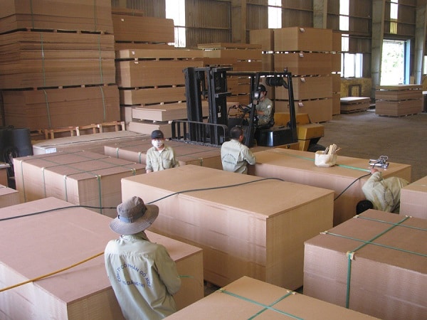 Người lao động đang thực hiện đóng gói hàng hóa vào kiện gỗ