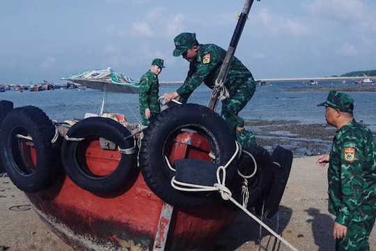 Hình ảnh một cá nhân đang chăm chú nghiên cứu chồng tài liệu và biểu mẫu phức tạp liên quan đến thủ tục hải quan