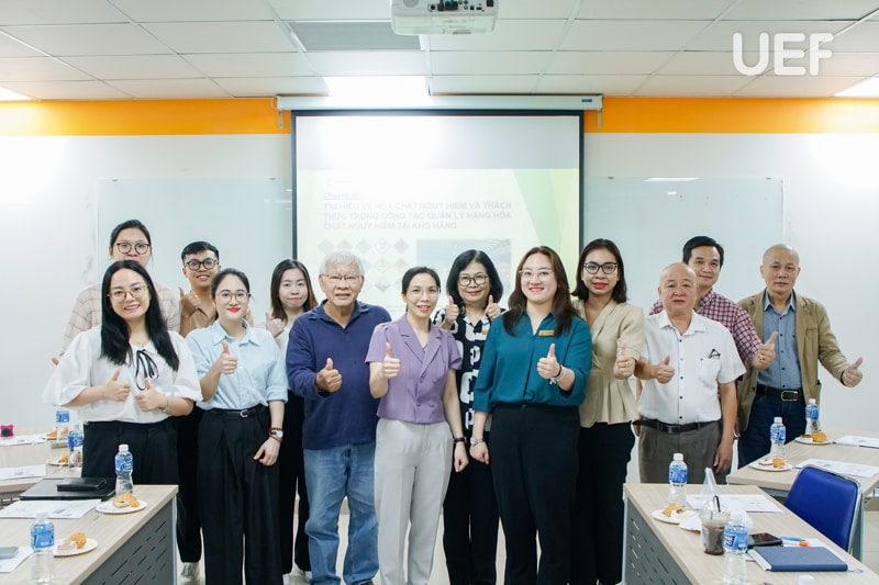 Hình ảnh nhân sự Izzie Logistics làm việc nhóm chuyên nghiệp