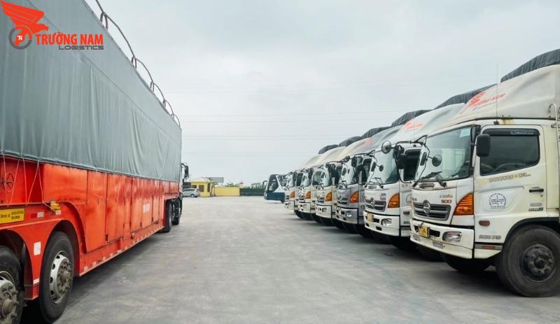 Xe tải chở hàng Izzie Logistics trên cao tốc Bắc Nam