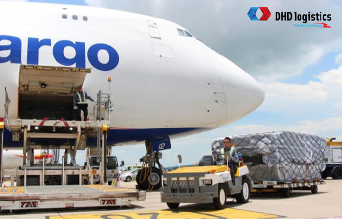 Hình ảnh hàng hóa được xếp lên máy bay vận tải