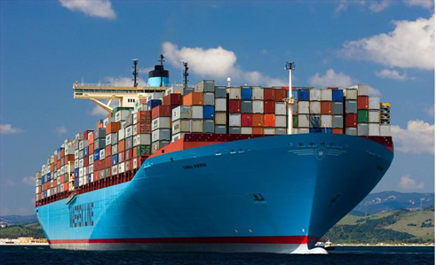 Hình ảnh một con tàu container lớn đang đi trên biển, biểu tượng cho vận tải đường biển