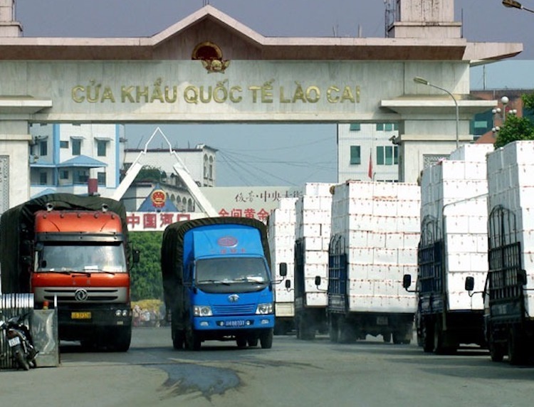 Phương tiện của Izzie Logistics vận chuyển hàng qua cửa khẩu