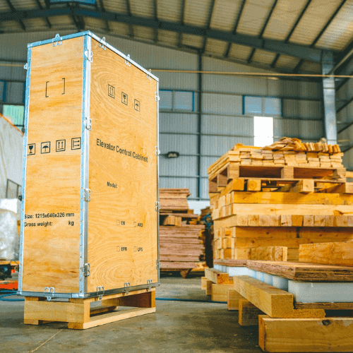 Người lao động đang thực hiện đóng gói hàng hóa vào kiện gỗ