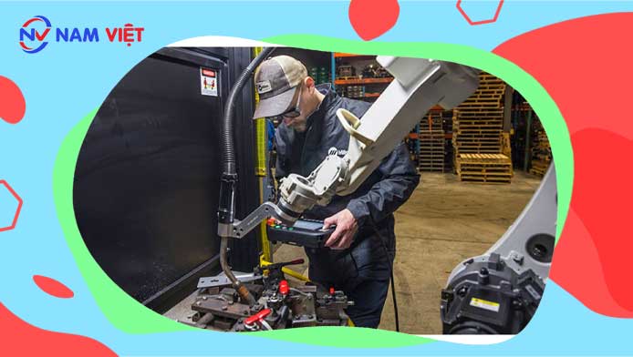 Hình ảnh kỹ sư đang kiểm tra, ghi chép thông số trên một máy móc công nghiệp lớn