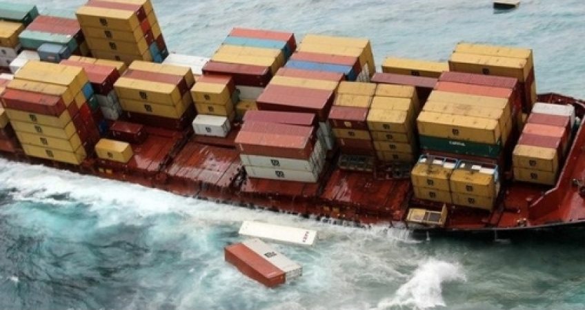 Hình ảnh container bị lật đổ do sóng biển lớn