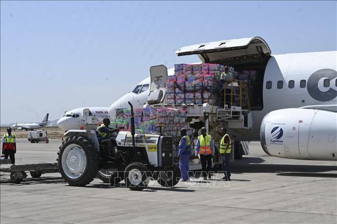 Hình ảnh máy bay vận chuyển hàng hóa tại nhà ga hàng không